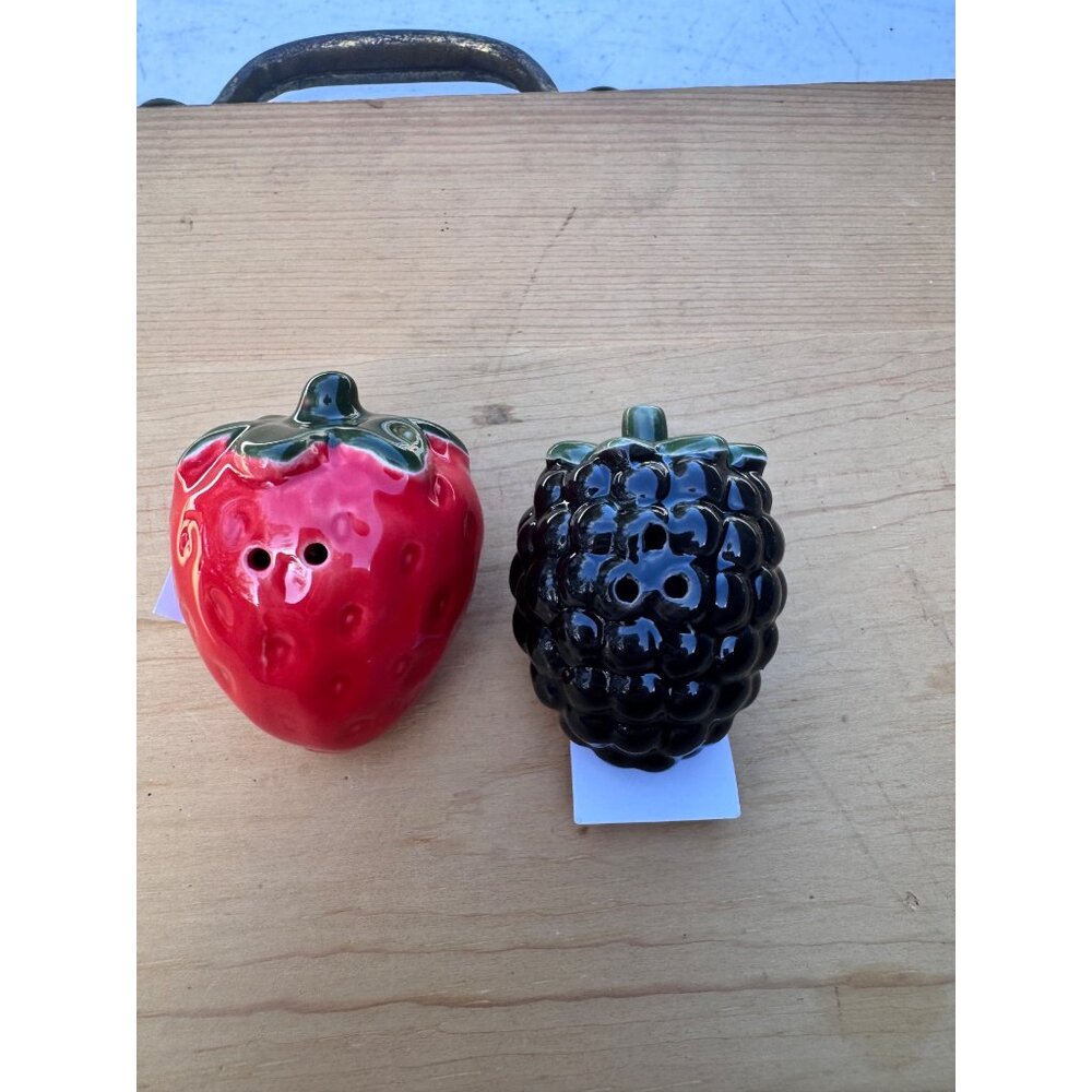 Cracker Barrel Strawberry Blackberry Salt Pepper Shakers Fruit Set Ceramic - Picture 4 of 5